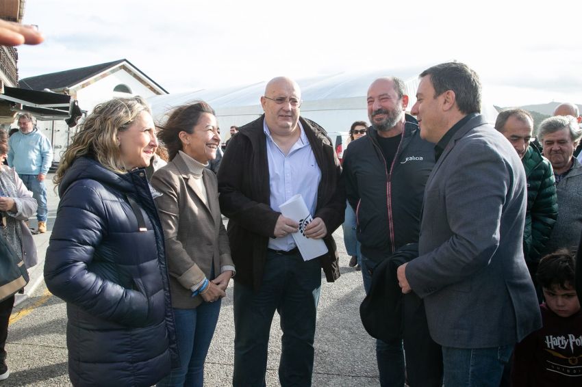 O presidente da Deputación participou na Festa do Marisco do Barqueiro, unha das grandes citas gastronómicas do norte da provincia