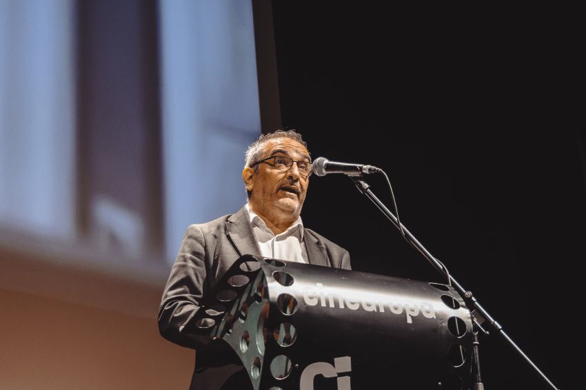 O deputado Xosé Lois Penas entrega a João Canijo o Premio Cineuropa