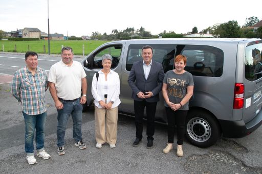 A Deputación entrega ao Concello da Capela o vehículo eléctrico que prestará o servizo de lanzadeira ás Fragas do Eume