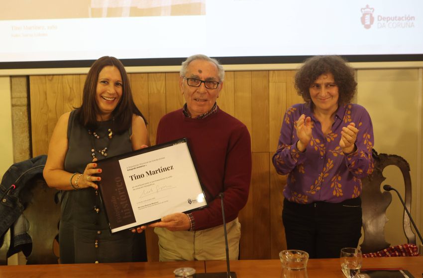 A Deputación homenaxea ao fotógrafo histórico Tino Martínez nun acto que forma parte da programación do premio internacional Luís Ksado de creación fotográfica
