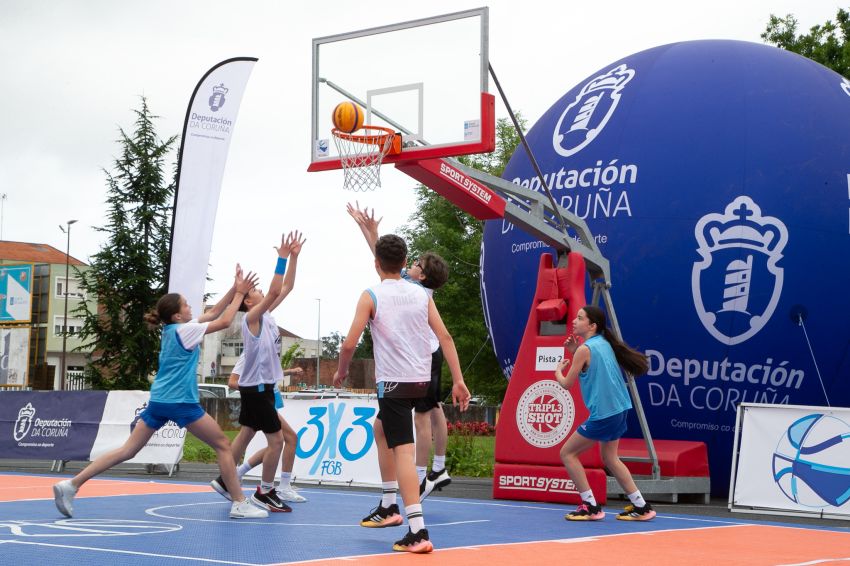 Carballo énchese de baloncesto con 35 equipos na xornada inaugural do Circuíto 3x3 da Deputación da Coruña