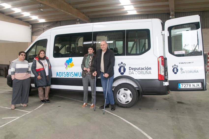 A Deputación da Coruña entrega dous novos vehículos a entidades sociais de Ribeira e Muros