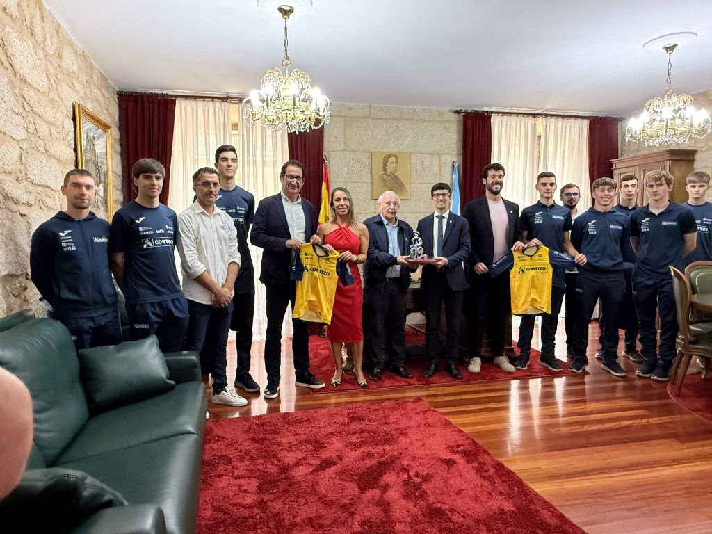 A Deputación da Coruña e o Concello de Padrón celebran cos membros do Club Ciclista Padronés os seus éxitos deportivos