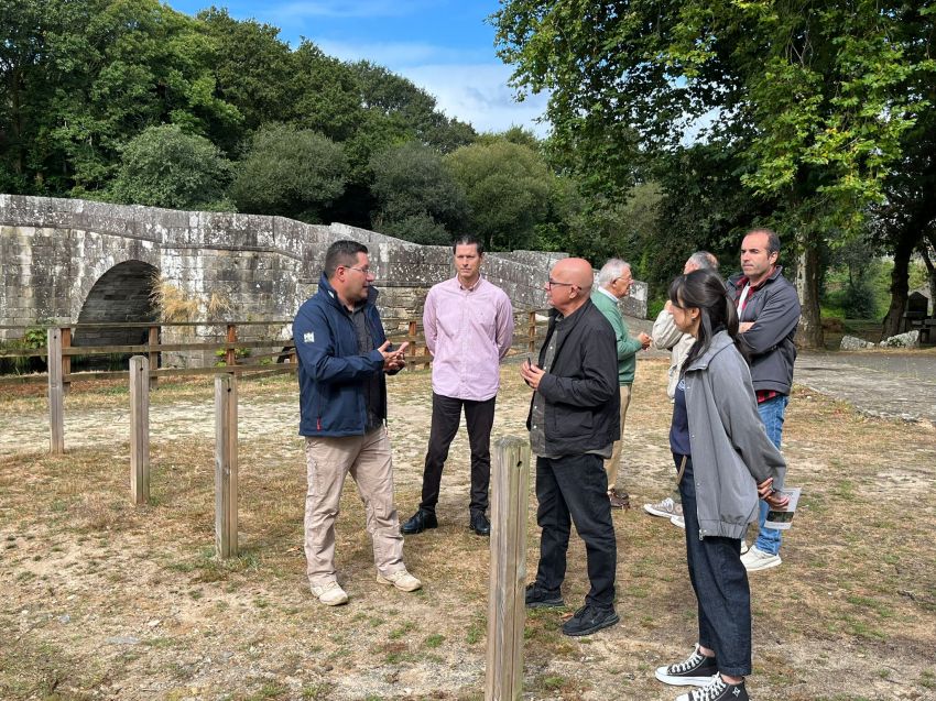 Regueira visita en Zas a nova oficina de información turística de Brandomil