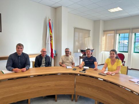 O vicepresidente da Deputación, Xosé Regueira, visita Corcubión para analizar co goberno local diversas cuestións relativas a obras e servizos