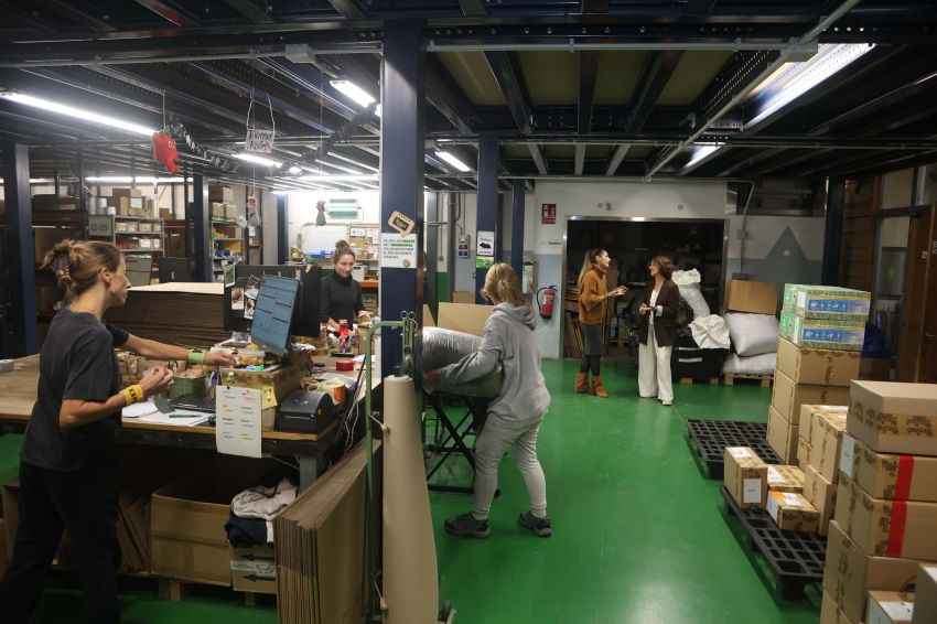 A deputada de Emprego visita en Coirós “La Pradera Online”, empresa recoñecida nos premios PEL 2025 pola súa traxectoria empresarial