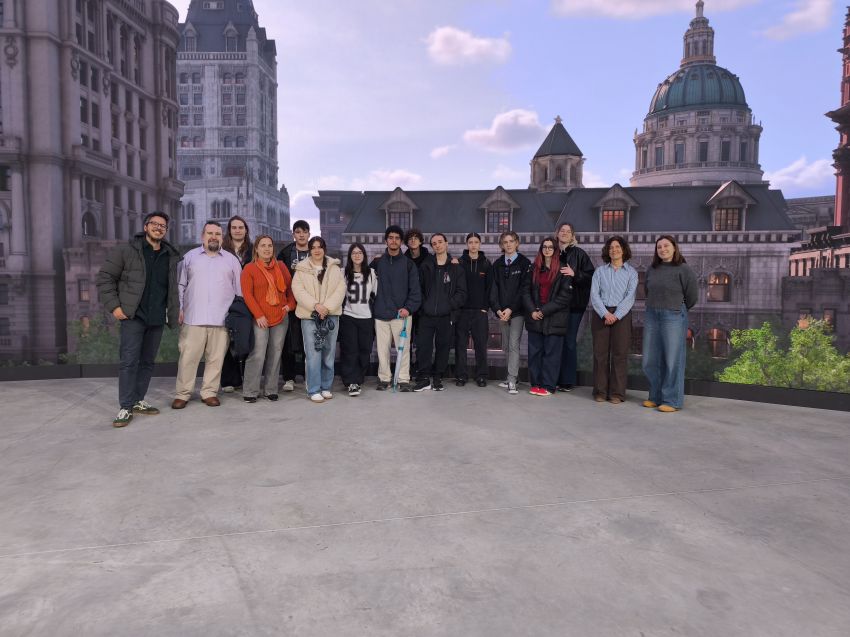 O alumnado da UDC e do Liceo La Paz descobre no CEI o potencial do maior plató virtual de España