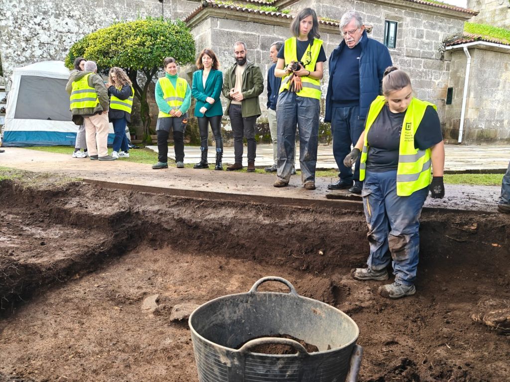 A deputada de dereitos civís, Sol Agra, visita en Rianxo os traballos de exhumación  de dous barbanceses fusilados en 1936
