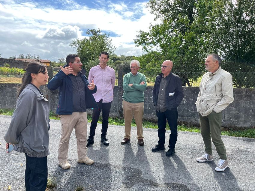 Regueira visita en Zas a nova oficina de información turística de Brandomil