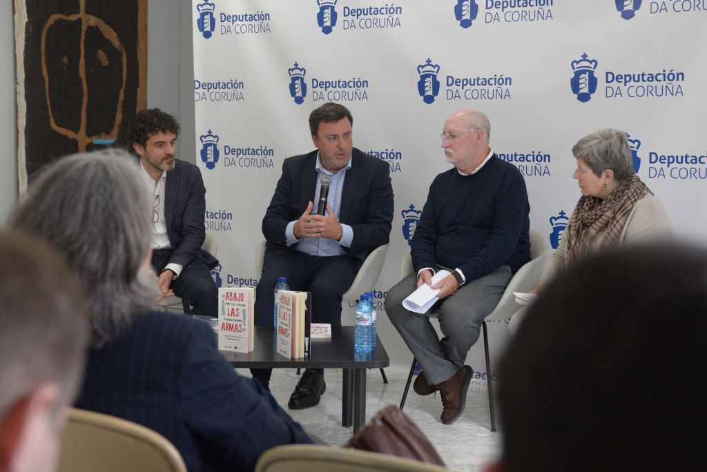 A Deputación acolle a presentación do libro ‘¡Abajo las armas!’ do mestre e escritor compostelán Manuel Dios