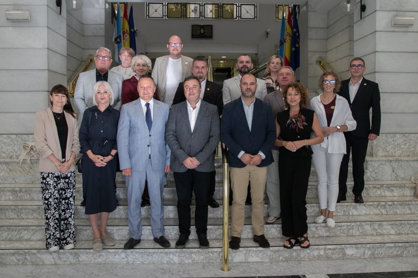 A Deputación da Coruña e unha delegación de alcaldesas e alcaldes de Polonia exploran vías de cooperación económica, social e cultural
