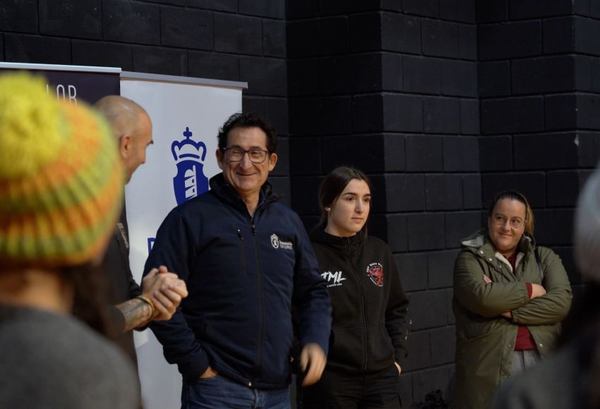 O deputado de Deportes, Antonio Leira, inaugura en Cariño o ciclo de cursos de defensa persoal feminina