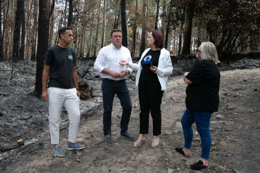 A Deputación da Coruña e o Concello de Camariñas destacan o traballo dos equipos contraincendios para frear o lume en Xaviña