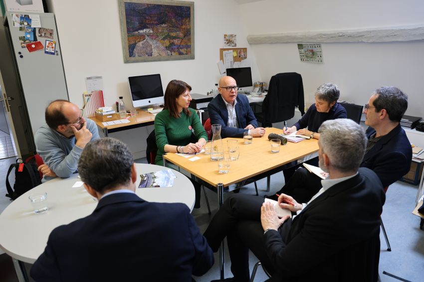 Xosé Regueira e Soledad Agra visitan en Delémont (Suíza) a exposición sobre a inmigración galega “Taxi – Compostela”