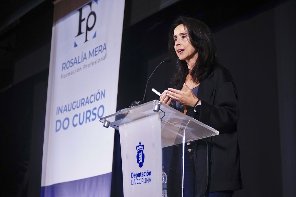 A deputada de Educación, Yoya Neira, inaugura o curso escolar no IES Rosalía Mera