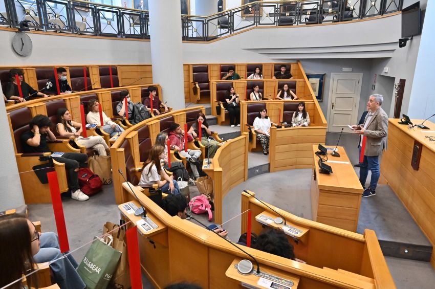 Estudantes do instituto Santiago Apóstol de Bos Aires visitan a Deputación da Coruña